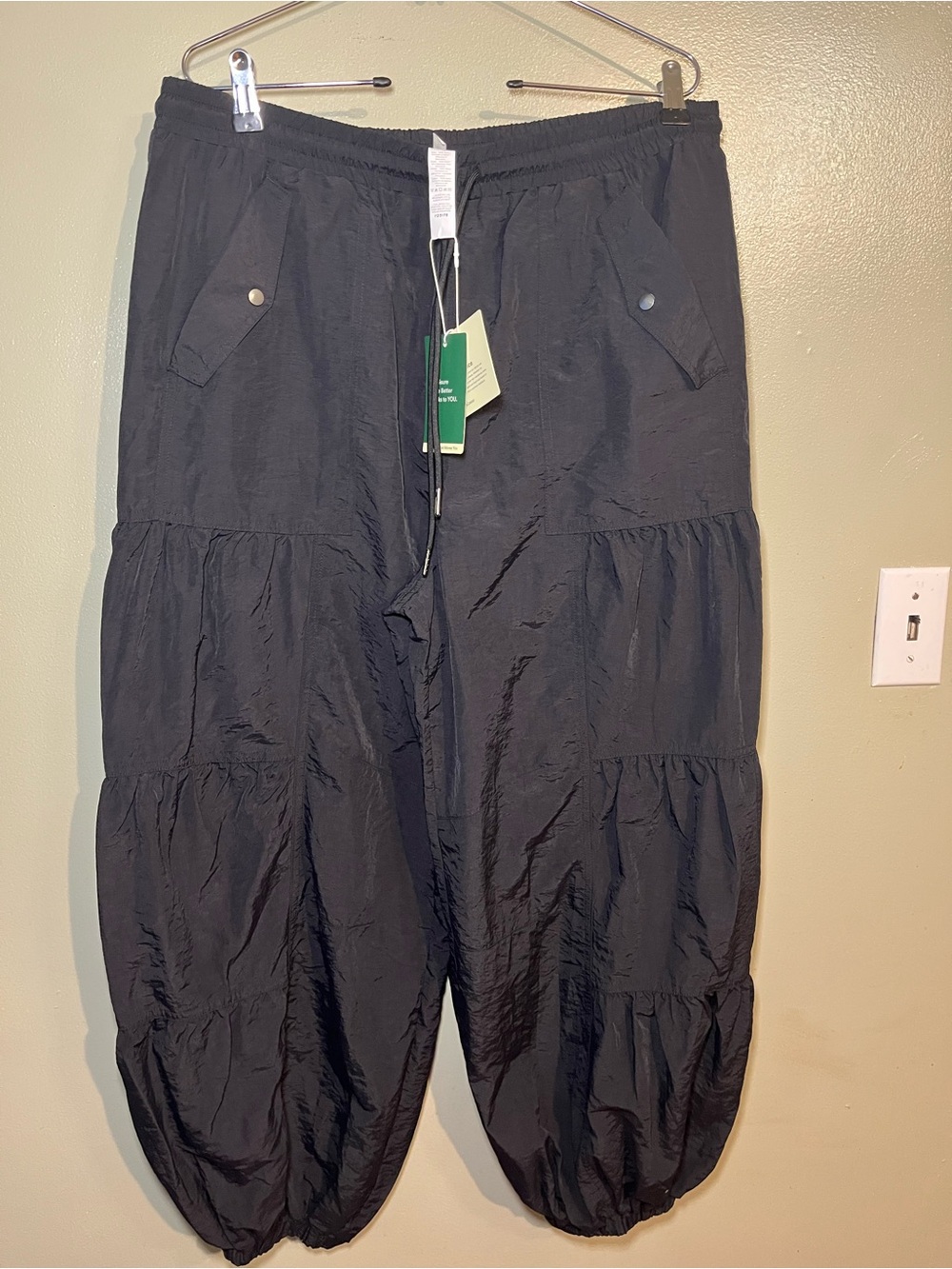 Halara Relaxed Black Tiered Jogger Barrel Style Nylon Pull On Pants L NWT